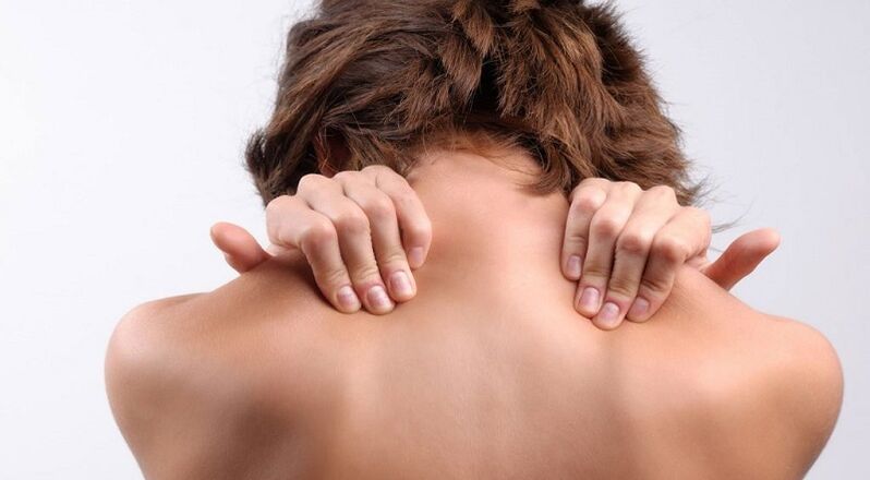 Douleurs au cou avec l'ostéochondose cervicale