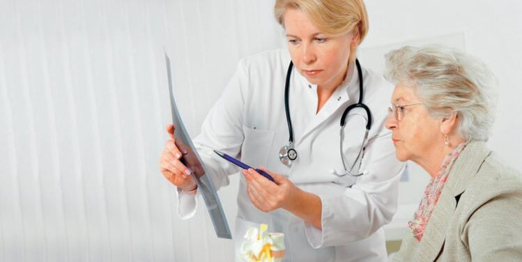 le médecin prescrit un traitement pour les maux de dos